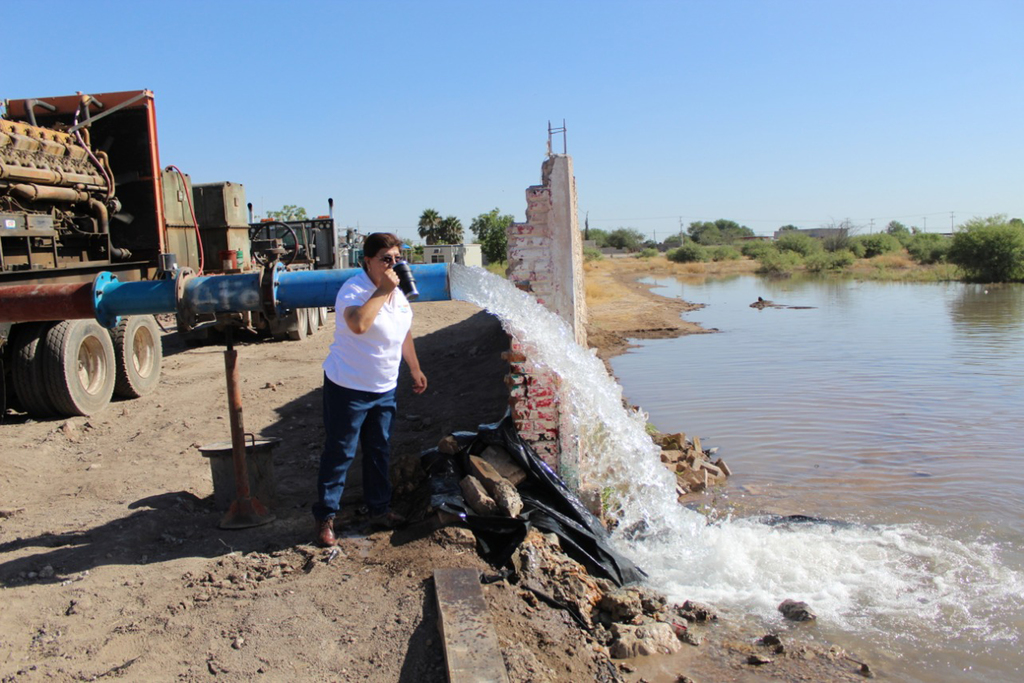 Se lleva a cabo el aforo del nuevo pozo del municipio de San Pedro, para generar la medición del gasto de la producción del volumen agua que va a proporcionar. (EL SIGLO DE TORREÓN/CLAUDIA LANDEROS)