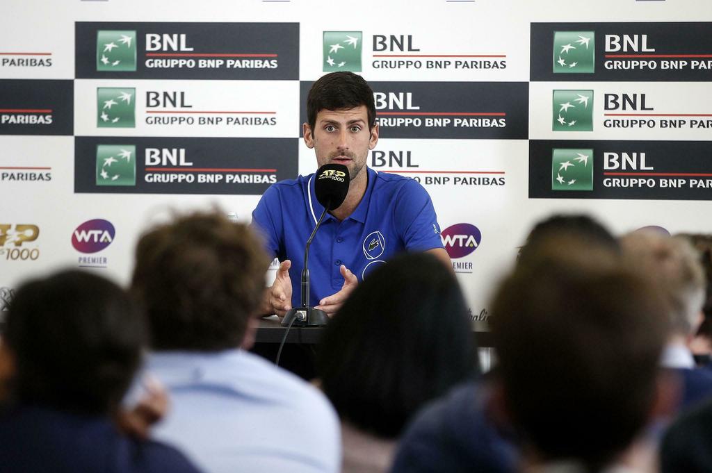 Novak Djokovic habla ayer durante una rueda de prensa; el serbio debuta hoy ante Denis Shapovalov en el Masters 1000 de Roma. (AP)