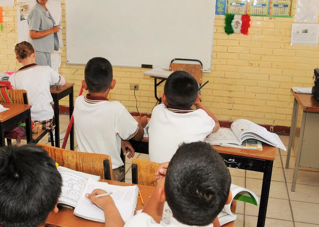 Un profesor de preescolar gana 9 mil 300 pesos, en el nivel primaria, en promedio gana 10 mil 200 pesos al mes y un maestro de secundaria, 10 mil 600, lo que impacta en la calidad de la educación. (ARCHIVO)