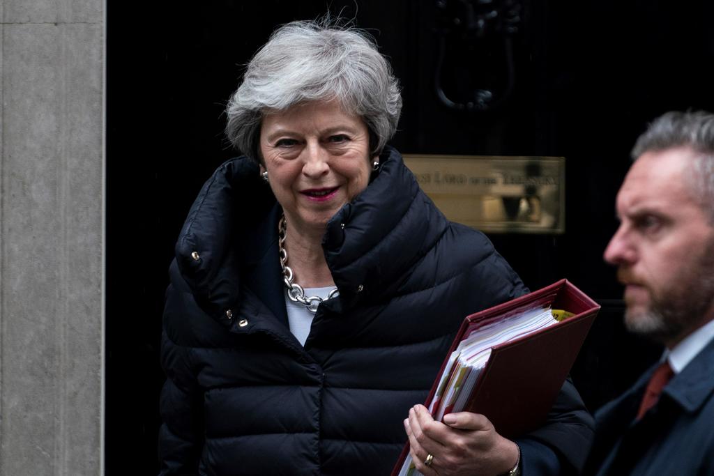 En caso de que la propuesta de retiro del bloque comunitario de la primera ministra Theresa May no sea aprobado por los parlamentarios, Reino Unido tiene previsto no negociar o que se revoque el Artículo 50, que rige el proceso de salida. (ARCHIVO)
