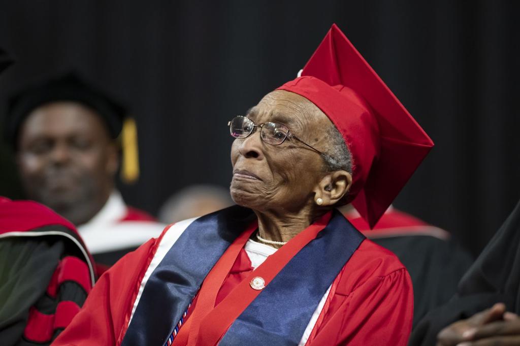 Veterana de guerra recibe su diploma de la universidad a los 99 años