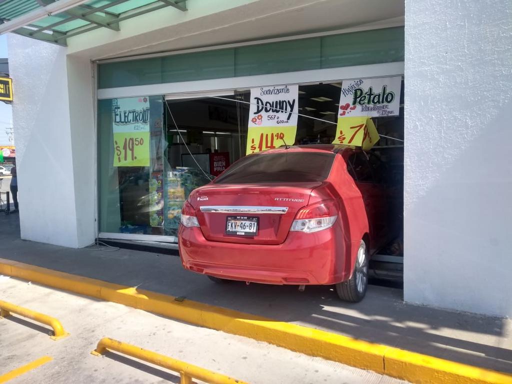 Mujer impacta su vehículo contra una farmacia en Torreón