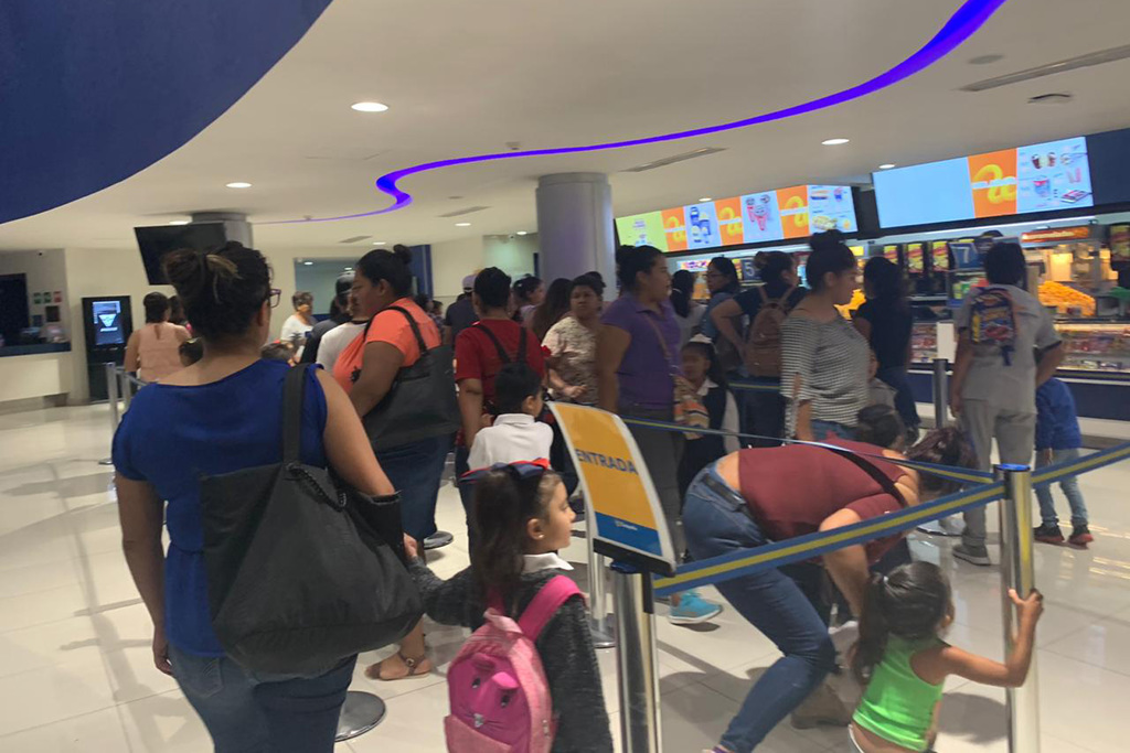 Grupos de niños de nueve escuelas de nivel preescolar en Madero, fueron llevados al cine en Torreón, acompañados de sus padres. (EL SIGLO DE TORREÓN/CLAUDIA LANDEROS)