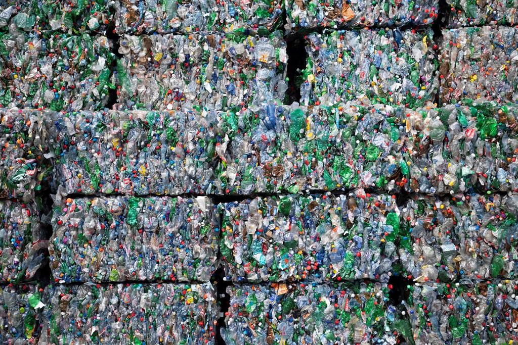 Para 2050, la producción y eliminación de plástico podría generar 56 gigatoneladas de emisiones de gases. (ARCHIVO)