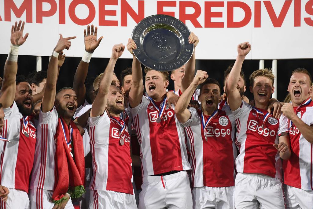 Ajax levanta su título número 34 de la Eredivisie, logrando sacar una ventaja de tres puntos al PSV. (EFE)