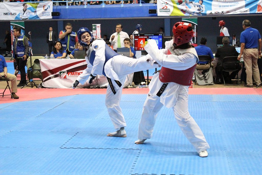 María del Rosario Espinoza (i) buscará hoy su segunda medalla de oro en un Mundial de Taekwondo. (ARCHIVO)