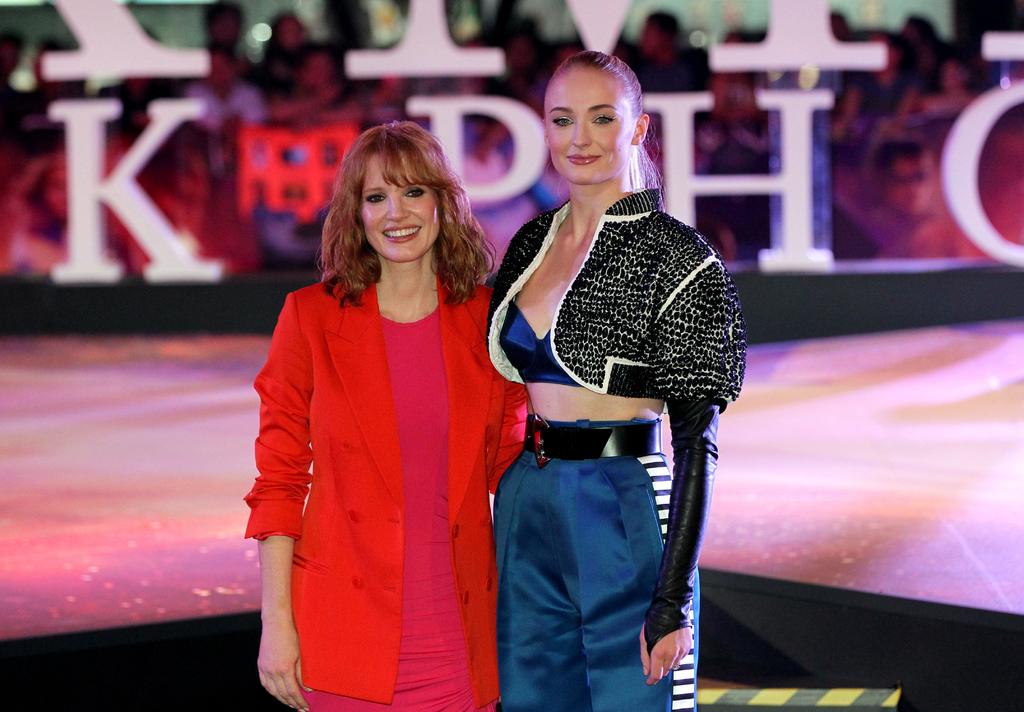 Contentas. La actriz inglesa Sophie Turner (d) y la actriz estadounidense Jessica Chastain (i) posan en un evento en México.