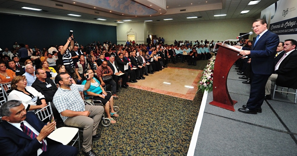 El gobernador de Durango, José Aispuro Torres, reconoció al personal docente porsus años de servicio y destacó su noble labor con los alumnos. (EL SIGLO DE TORREÓN)