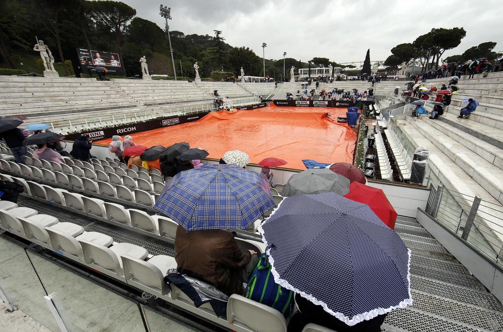 Una constante lluvia no dio oportunidad a que se jugara ningún partido en la jornada de ayer en el Masters 1000 de Roma. (EFE)