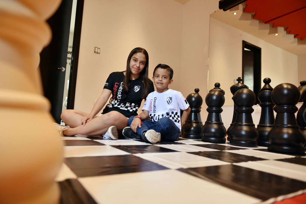 Adán y Ana Chávez Echeverría tienen pasión por ajedrez. (ÉRICK SOTOMAYOR)