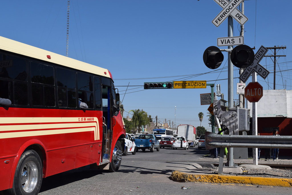 Con el Fondo Metropolitano de 2018, se pretende construir un puente vehicular en la avenida Cinco de Mayo, sobre las vías del tren. (EL SIGLO DE TORREÓN)