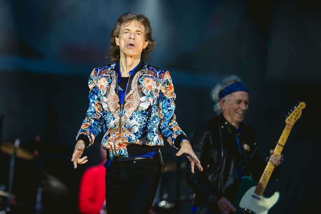 Jagger, salta y baila tras operación