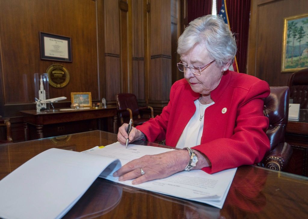 La gobernadora Kay Ivey firmó ayer el proyecto contra el aborto. (EFE)