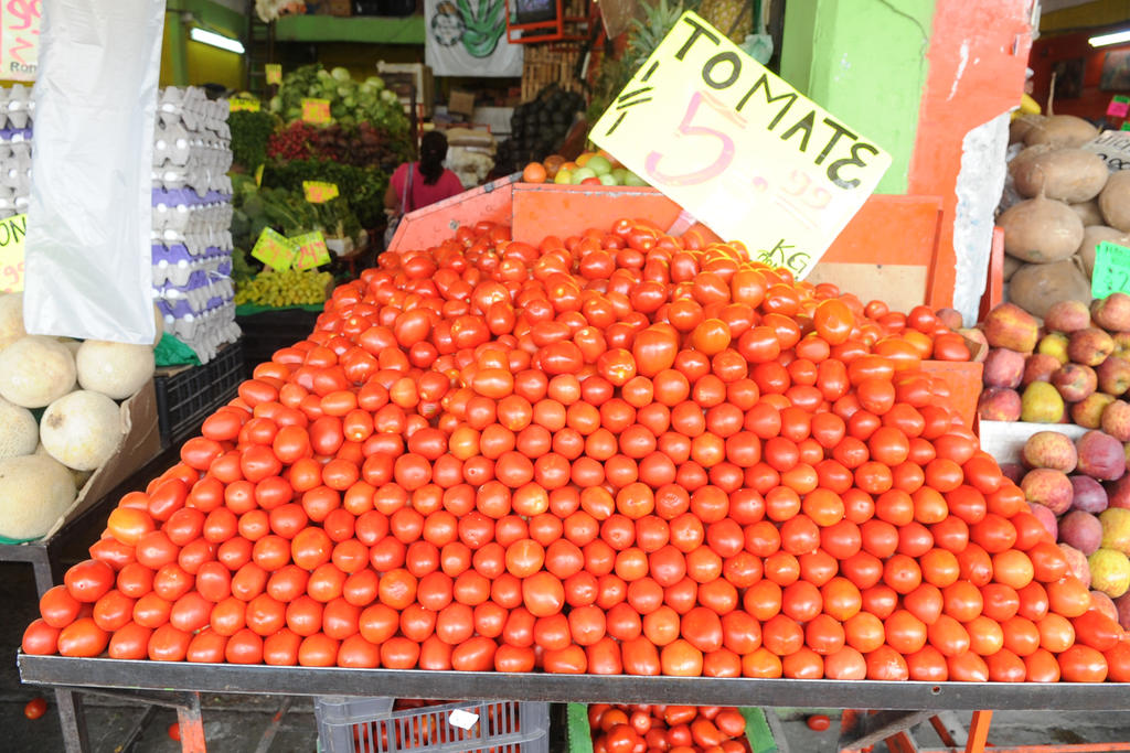El precio de las exportaciones mexicanas de tomate ha registrado un incremento de entre 20 y 30 por ciento, luego de que Estados Unidos determinó finalizar el acuerdo de suspensión de la investigación dumping, afirmó el presidente del Consejo Nacional de la AMHPAC, Óscar Woltman. (ARCHIVO)