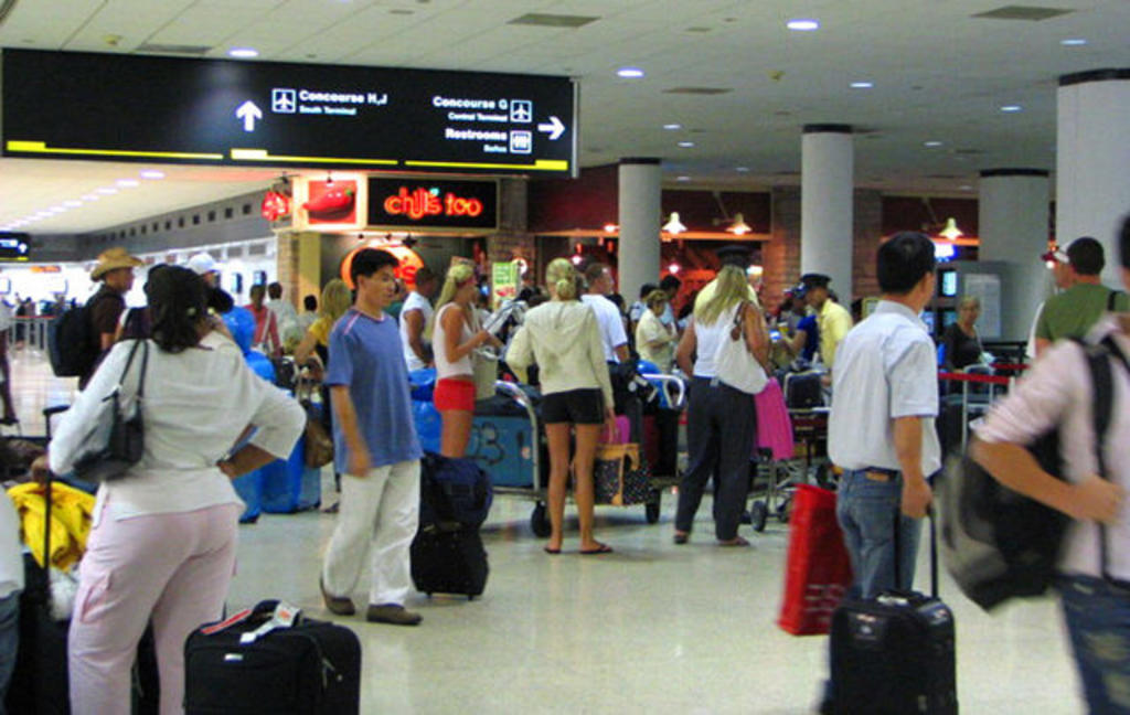 Suspensión de vuelos de EUA a Venezuela deja a pasajeros varados en Miami