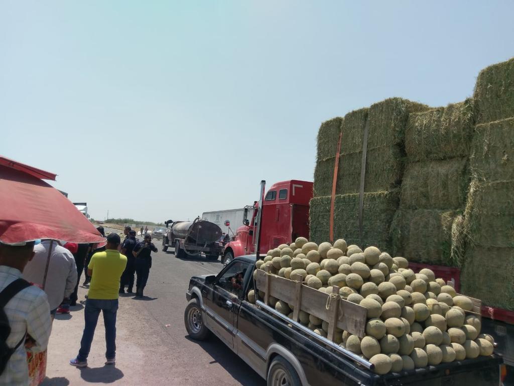 Por espacio de 20 minutos, productores de melón de Matamoros bloquearon la carretera libre a Saltillo, para exigir que se mantenga el precio del producto en lo pactado. (EL SIGLO DE TORREÓN)