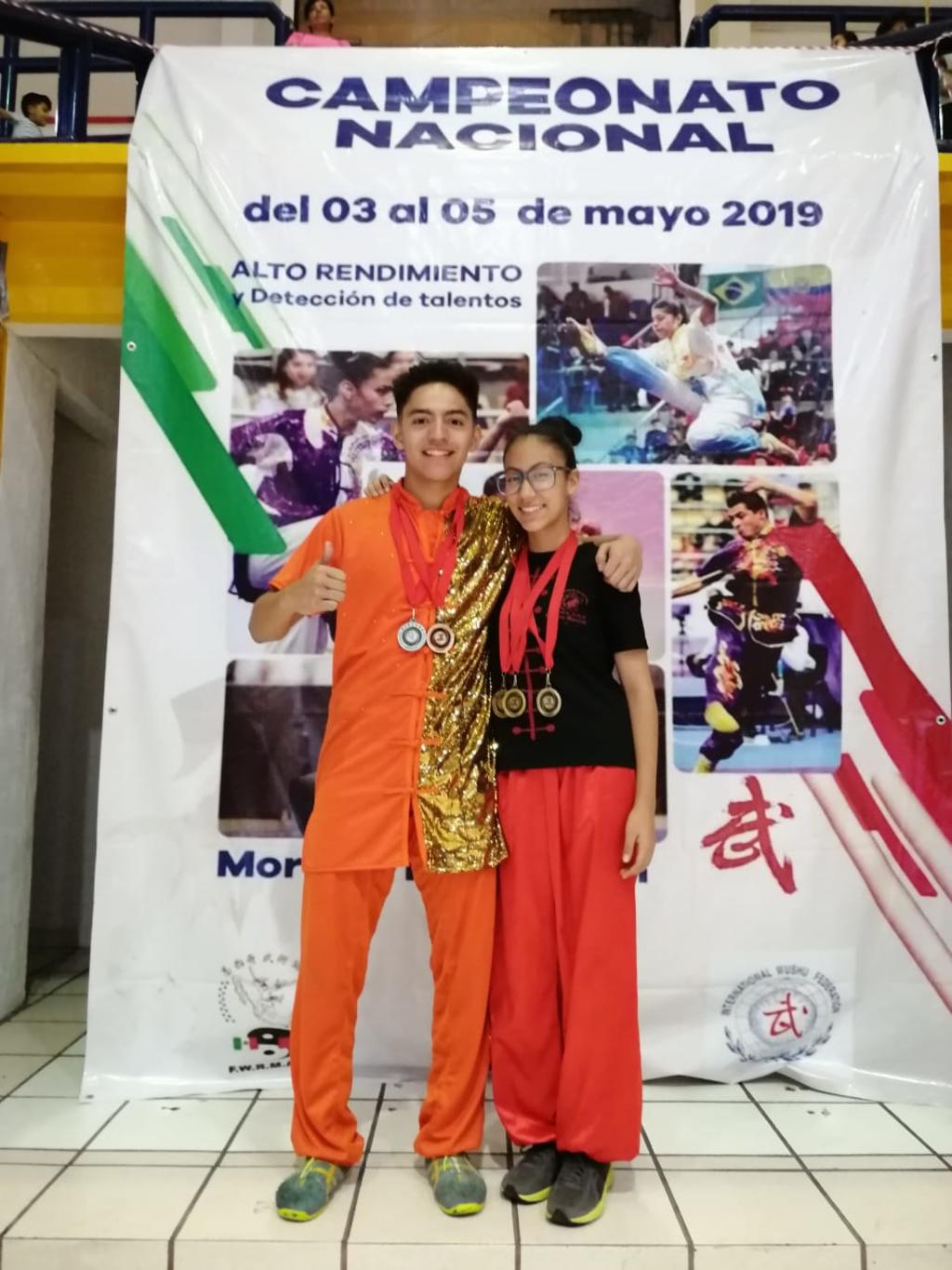 Constanza Cuello Robles, quien participó en la categoría Junior B de wu shu, así como el instructor Marcos de Jesús López Camarillo. (EL SIGLO DE TORREÓN)