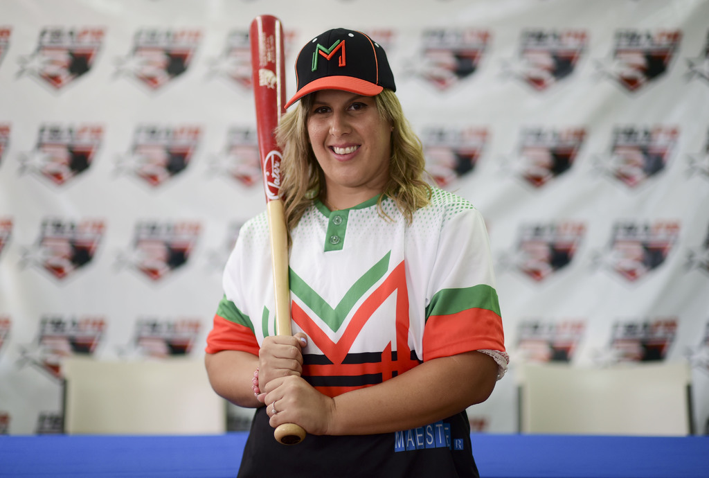 La primera base Diamilette Quiles Alicea posa en su presentación como la primera jugadora en firmar con los Montañeses de Utuado, uno de los equipos de la Liga Superior Doble A, en San Juan, Puerto Rico. (AP)
