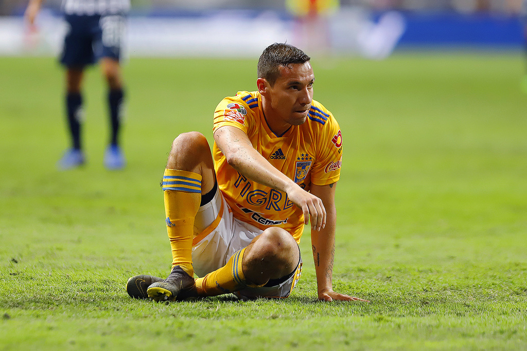 El mediocampista de los Tigres, Jesús Dueñas, sufrió una contusión cerebral luego de un choque con el colombiano Dorlan Pabón. (JM)