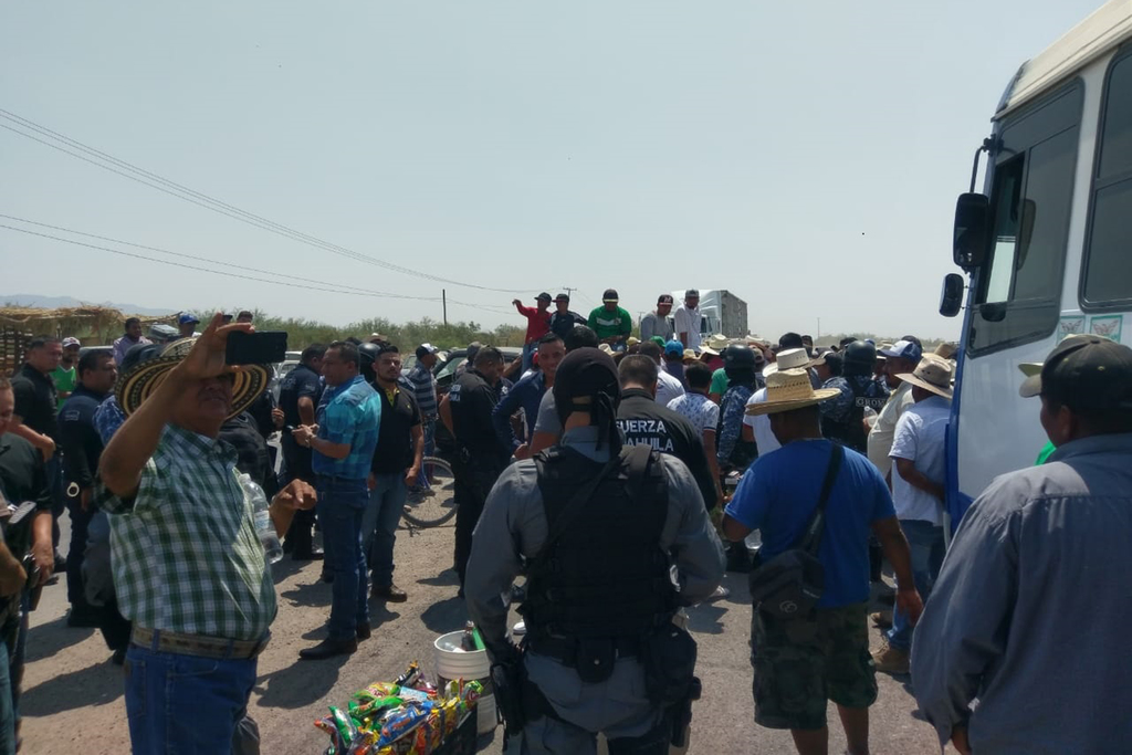 Meloneros bloquean la carrtera libre a Saltillo en protesta por la venta de melón a un precio más barato al establecido. (CORTESÍA)