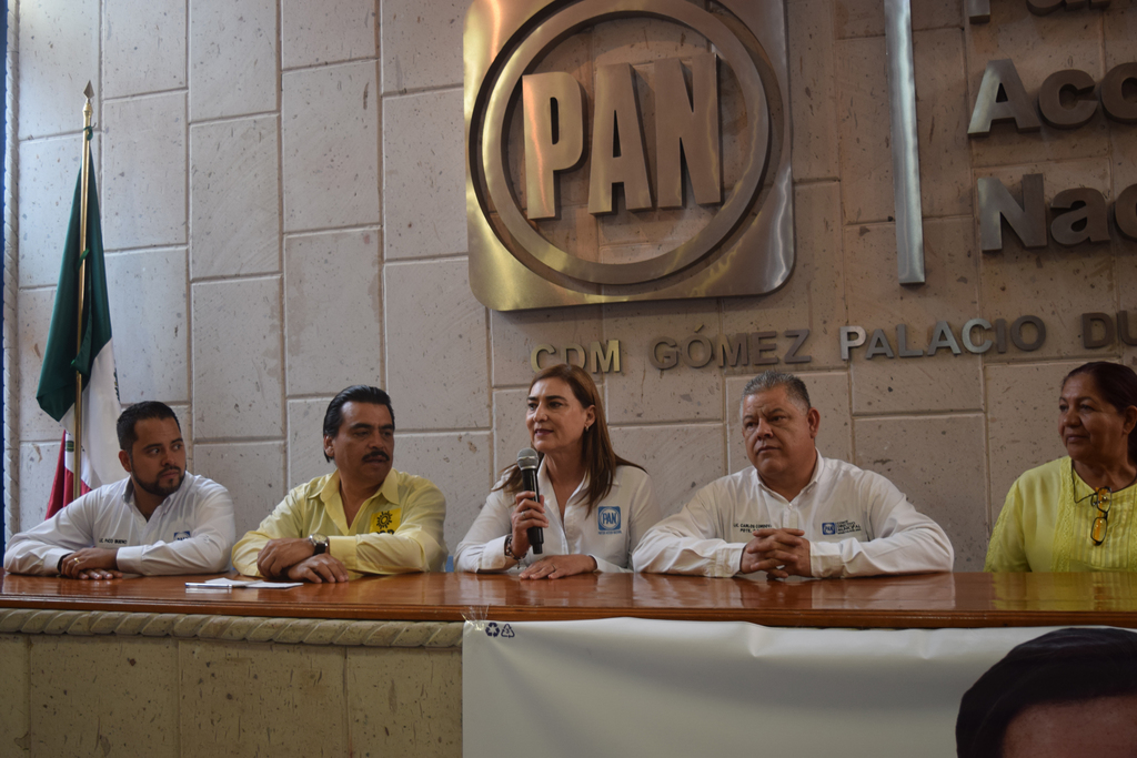 La secretaria general del PAN, Patricia Jiménez (al centro), acompañada por los presidentes de ese partido y del PRD. (EL SIGLO DE TORREÓN)
