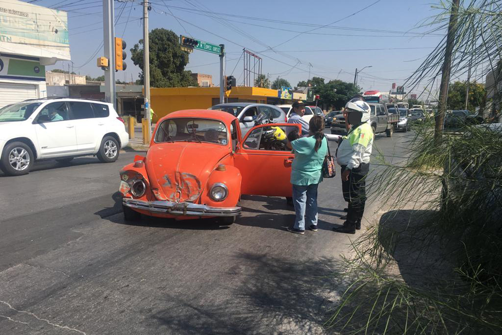 El accidente ocurrió en el cruce de la calle Mariano López Ortiz y la avenida Artes Gráficas de la zona Centro de la ciudad de Torreón. (EL SIGLO DE TORREÓN)