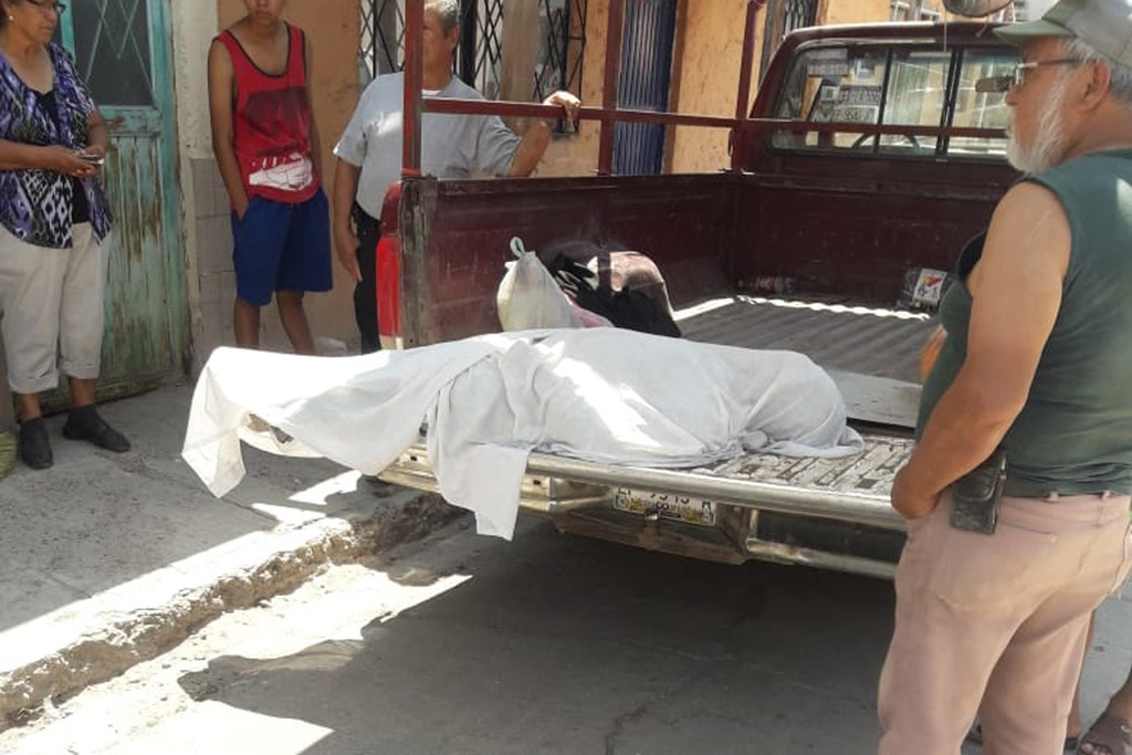 El cuerpo del hombre terminó en la caja de una camioneta en la colonia Abastos de Torreón. (EL SIGLO DE TORREÓN)