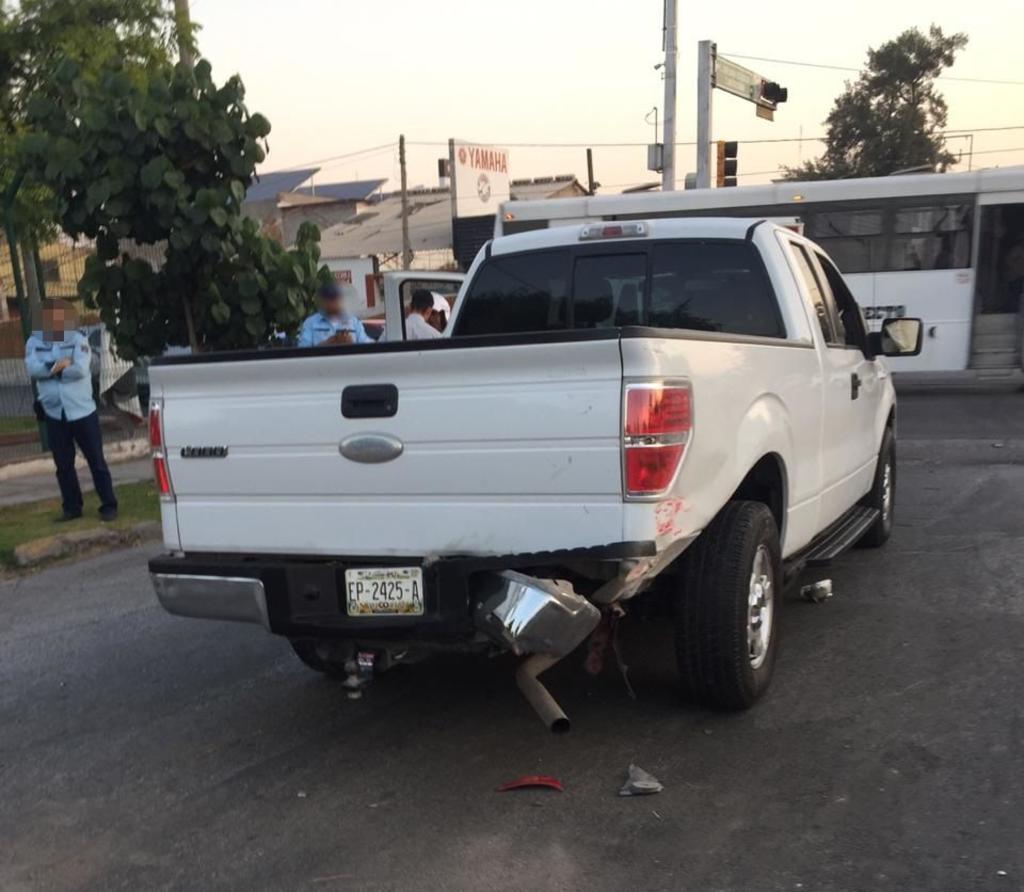 Según los primeros peritajes, una camioneta Ford Lobo de color blanco que era conducida por Hassan de 61 años de edad, se desplazaba de norte a sur por la calle Matías Román. (EL SIGLO DE TORREÓN)
