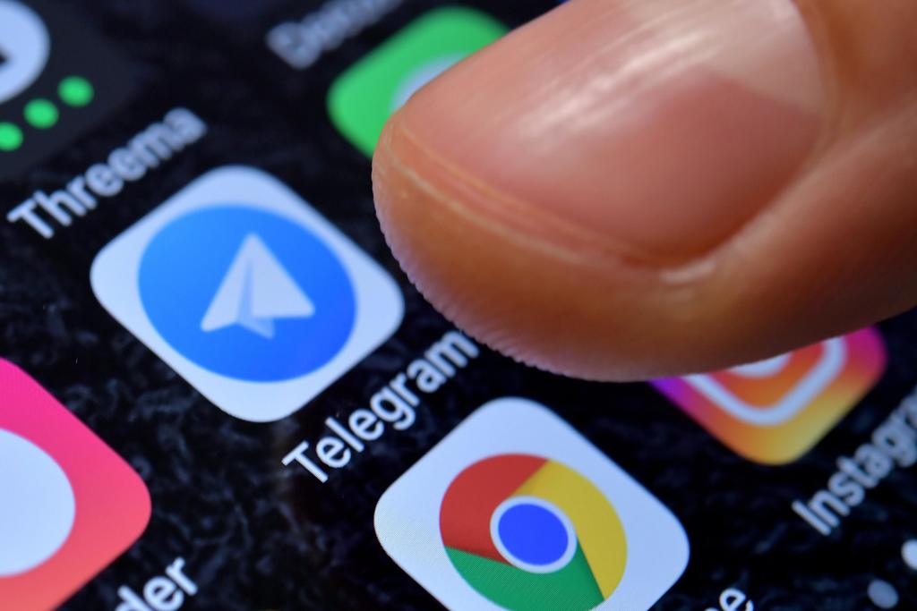  Un gran defecto de seguridad con WhatsApp que comprometió la privacidad de mil 500 millones de usuarios en los recientes días, no será el último y puede que ni siquiera sea el peor incidente de su tipo, advirtió el fundador de la aplicación de mensajería rival Telegram. (ARCHIVO)
