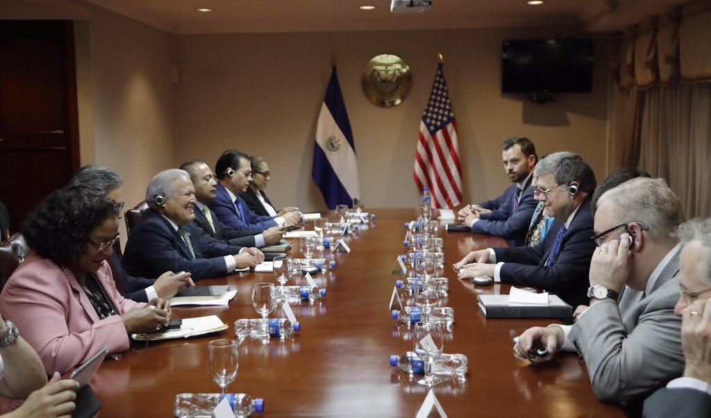 Las delegaciones salvadoreña y estadounidense durante las conversaciones en que se aseguraron los fondos destinados a la seguridad en Centroamérica.