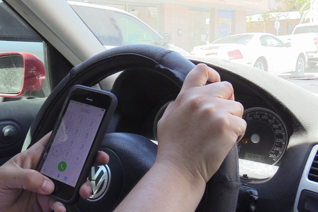 Conductores utilizan celular para enviar mensajes y hacer llamadas, mientras manejan. Cuando los multan, lo niegan.