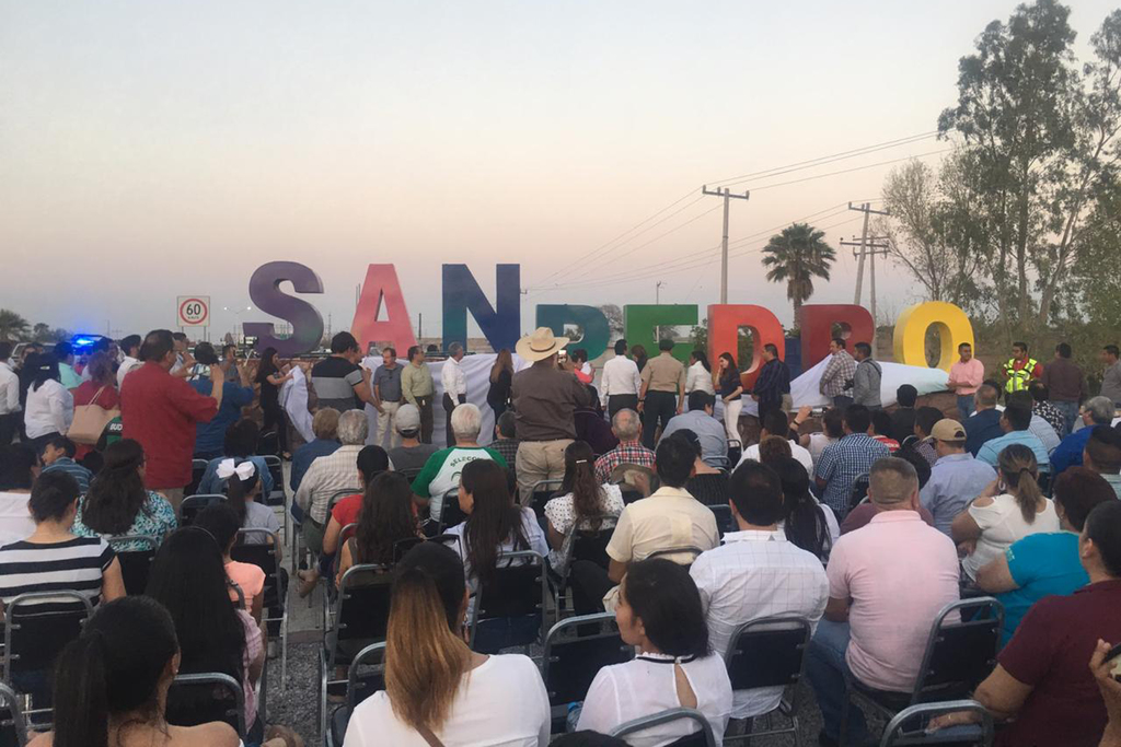 Inauguran las letras de identidad del municipio de San Pedro, en la entrada de la carretera Torreón-San Pedro.