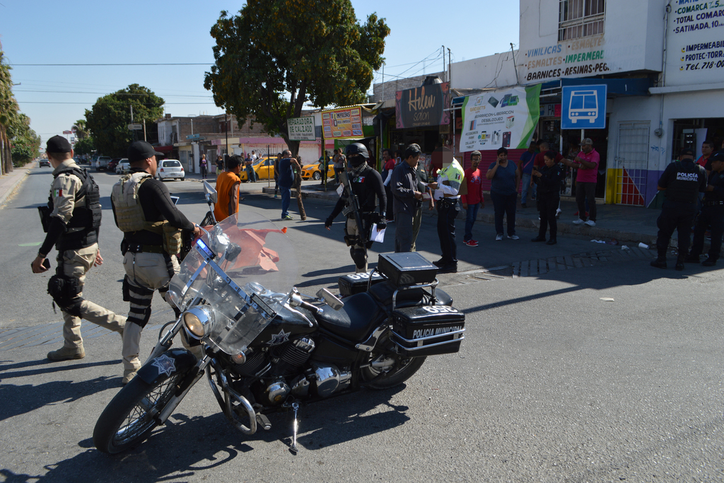 Taxistas con base en la colonia Gustavo Díaz Ordaz de Torreón bloquearon un crucero del sector por la mañana del viernes, acusaron a Policías Municipales de cometer presuntos abusos.