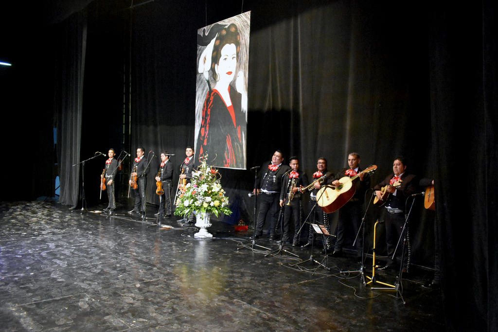 Reunidos. Un grupo de artistas laguneros rindieron ayer homenaje a la fallecida cantante y a la música mexicana en el Teatro Alberto M. Alvarado.