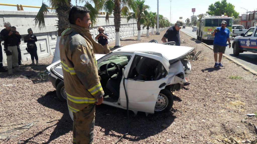 Destroza su vehículo al chocar contra puente y resulta ileso en Gómez Palacio
