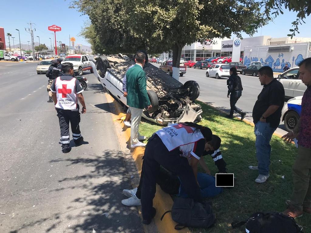 Alonso Gómez Vizcarra, titular de Protección Civil, informó que momentos después de que el conductor fue liberado, éste se desvaneció y tuve que ser auxiliado. (EL SIGLO DE TORREÓN)