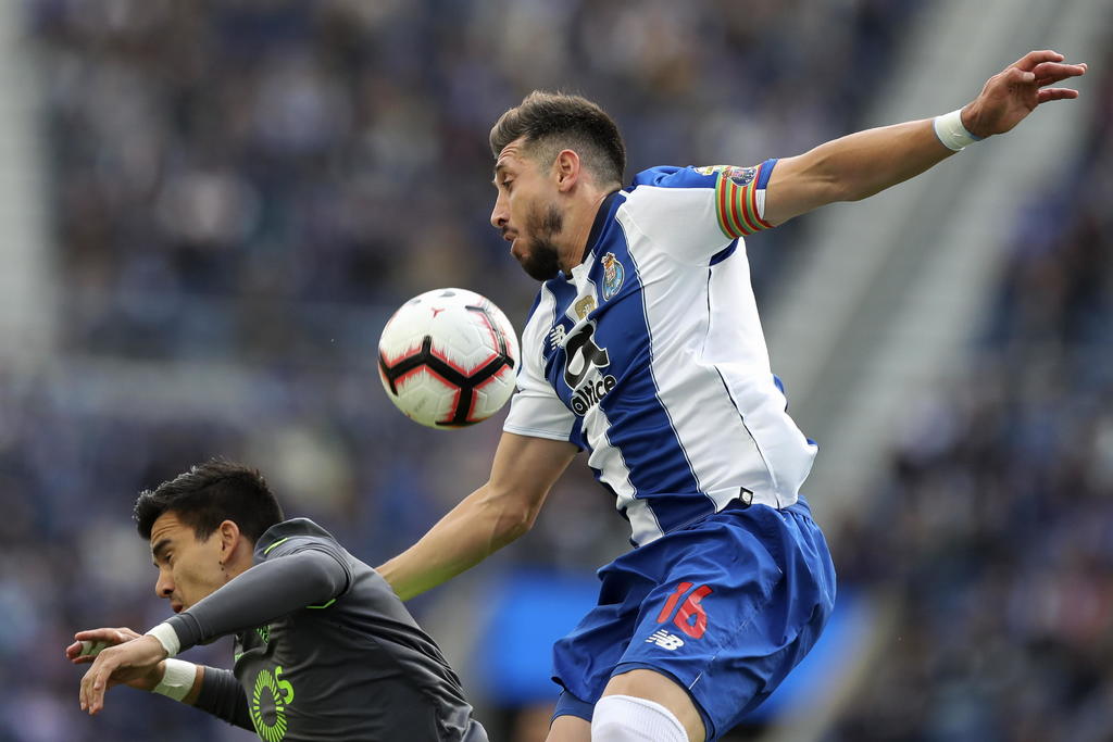 Héctor Herrera vivió sus últimos minutos con la playera del Porto. El mediocampista mexicano se despidió de los Dragones con un golazo ante el Sporting de Lisboa. (EFE)