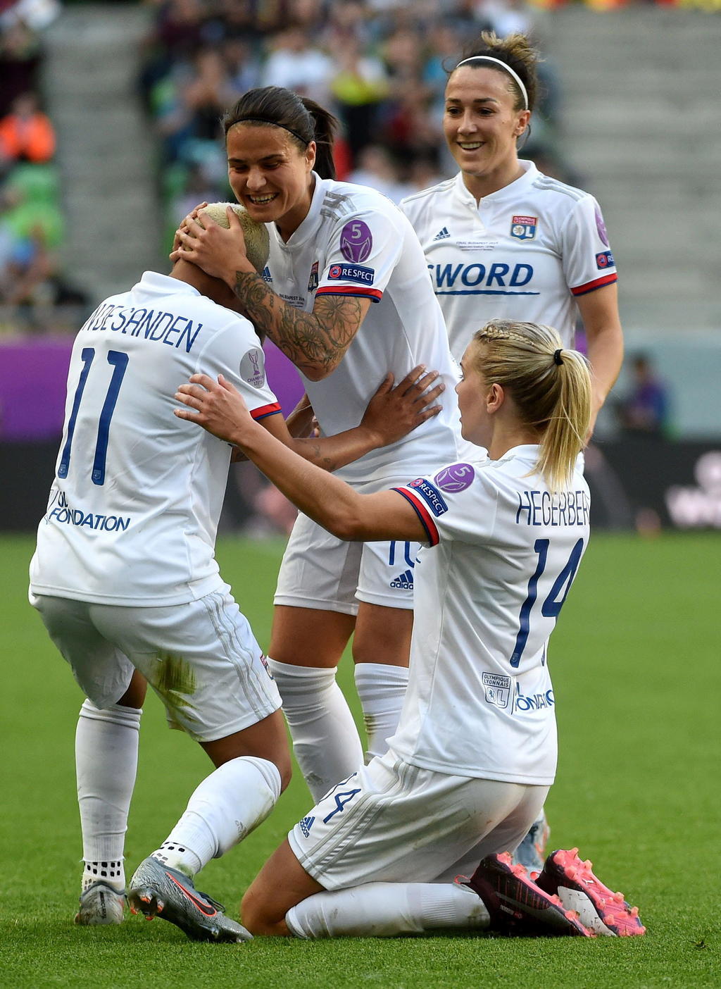 El Olympique Lyon revalidó su título de la Liga de Campeones femenina al acabar por la vía rápida con el sueño del Barcelona (4-1), al que sentenció en el tramo inicial de la final disputada en el Ferencvaros Stadion de Budapest. (EFE)