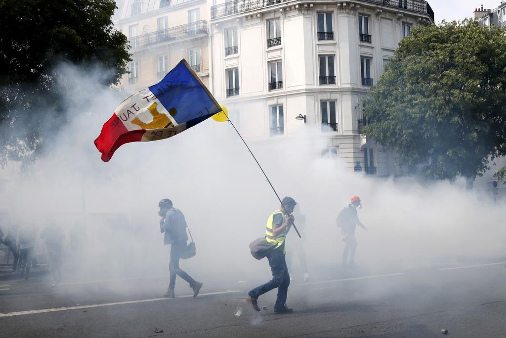 Luego de seis meses desde su inicio como movimiento de protesta social en Francia contra el alza de los combustibles, los “chalecos amarillos” volvieron hoy a protestar en las calles del país contra las políticas del presidente Emmanuel Macron. (ARCHIVO)