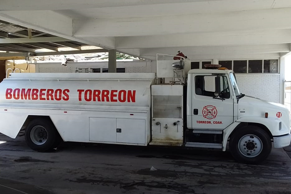 Bomberos de Torreón han realizado repartos de agua en colonias del sur y oriente de Torreón ante fallas en norias. (YOLANDA RÍOS)