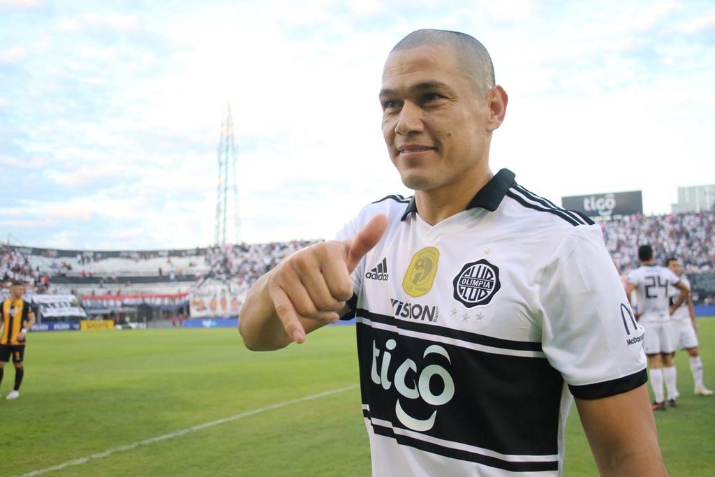 El defensor guaraní puso fin a su carrera de 20 años como futbolista profesional en el Club Olimpia de su natal Paraguay. (CORTESÍA)