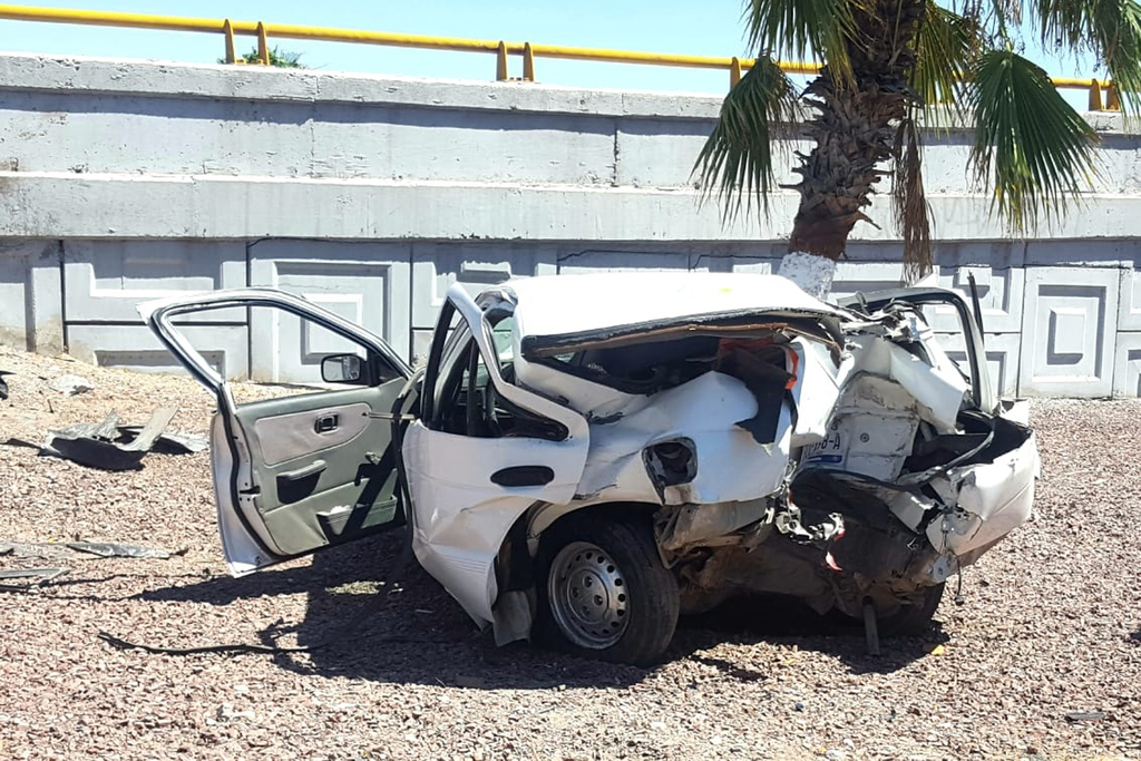 A pesar de que el vehículo terminó destrozado, el conductor del mismo resultó ilesos, según reportaron las autoridades que acudieron. (EL SIGLO DE TORREÓN)