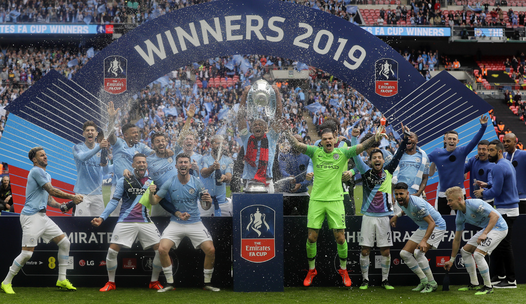 El Manchester City consiguió las tres copas domesticas del año en Inglaterra: la Premier League, la Copa de la Liga y la Copa FA. (ARCHIVO)