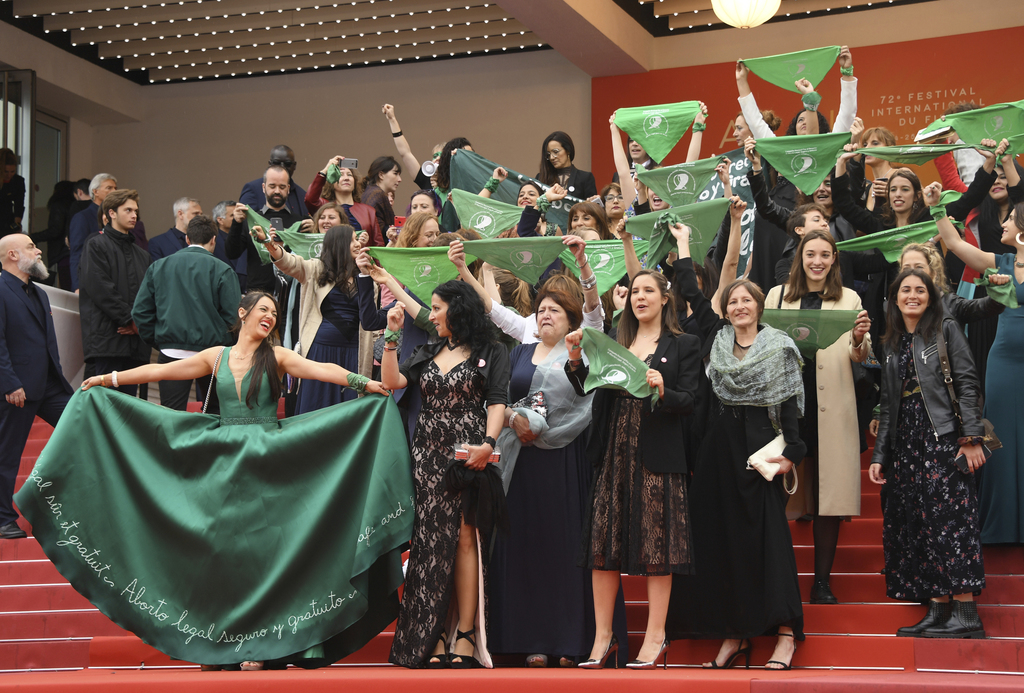 Marea verde. El elenco y el equipo del documental argentino Que sea ley se manifiestan en la alfombra roja de Cannes. (AP)