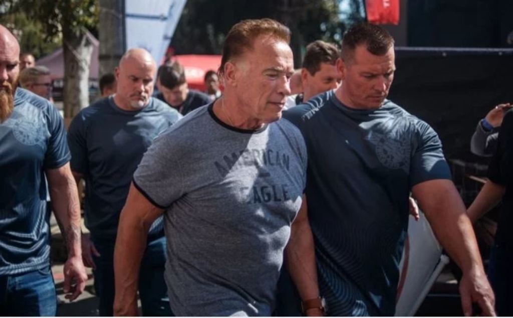 En evento. Un hombre le da una patada voladora a Schwarzenegger. (ESPECIAL)