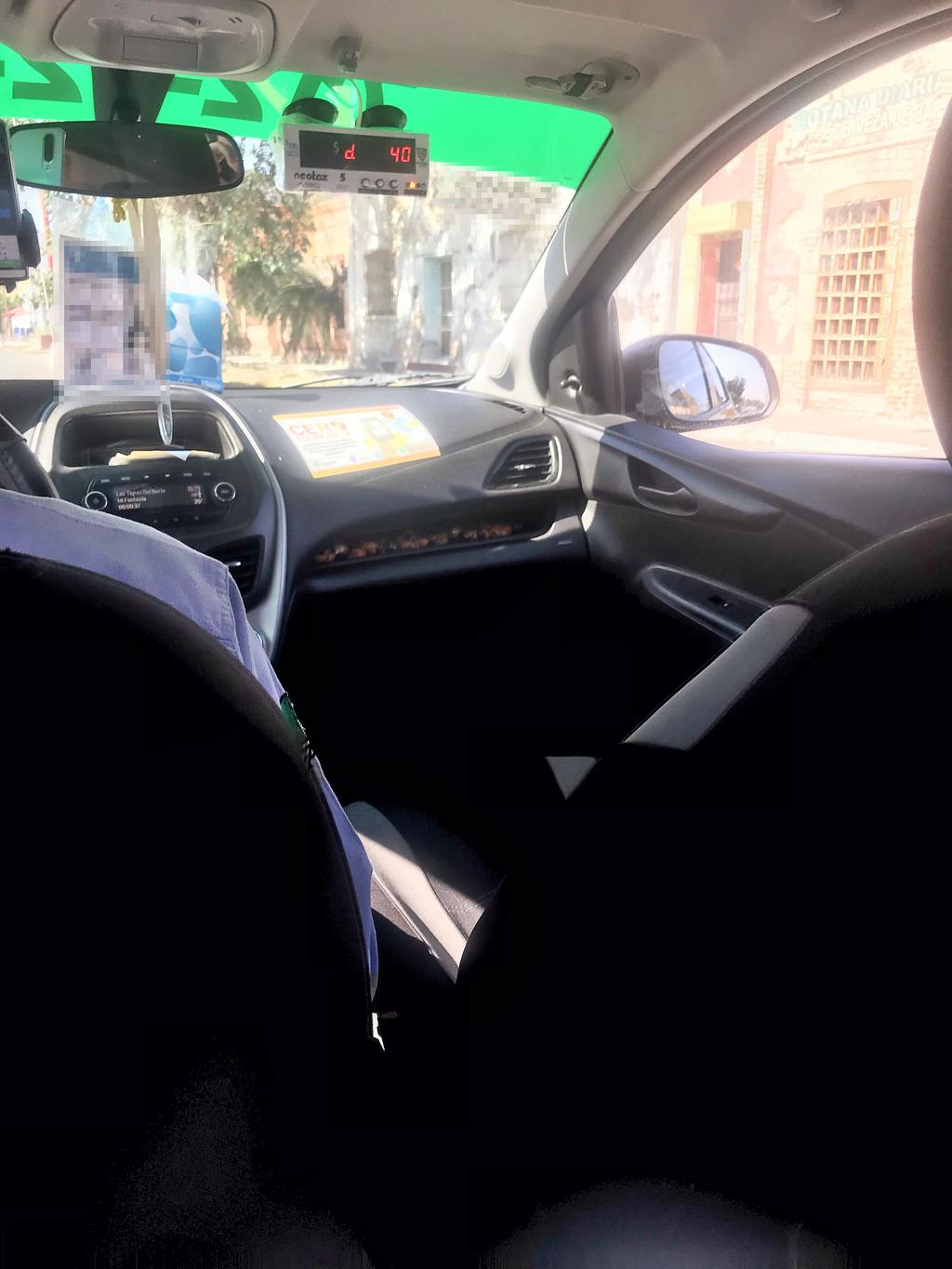 Los taxis portan su debida identificación y buscan ser la competencia a través de plataformas digitales de Uber y otras. (FERNANDO GONZÁLEZ)