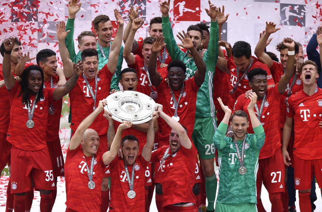 Arjen Robben (i), Rafinha (c) y Franck Ribéry (d) fueron los encargados de levantar su último título con la escuadra bávara, el más reñido de los últimos años para el cuadro de Múnich. (EFE)