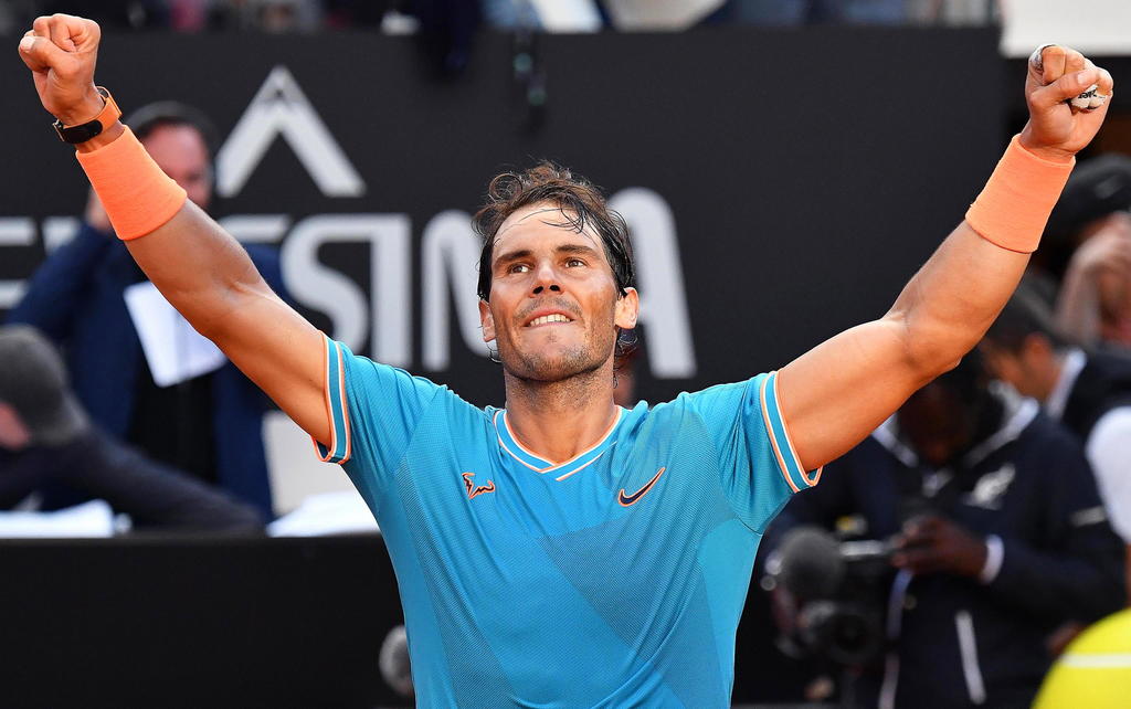 Rafael Nadal se coronó este domingo por novena vez en el torneo de Roma y conquistó su 34 título Masters 1.000, al triunfar por 6-0, 4-6 y 6-1 en una épica final contra el serbio Novak Djokovic, número 1 del mundo. (EFE)