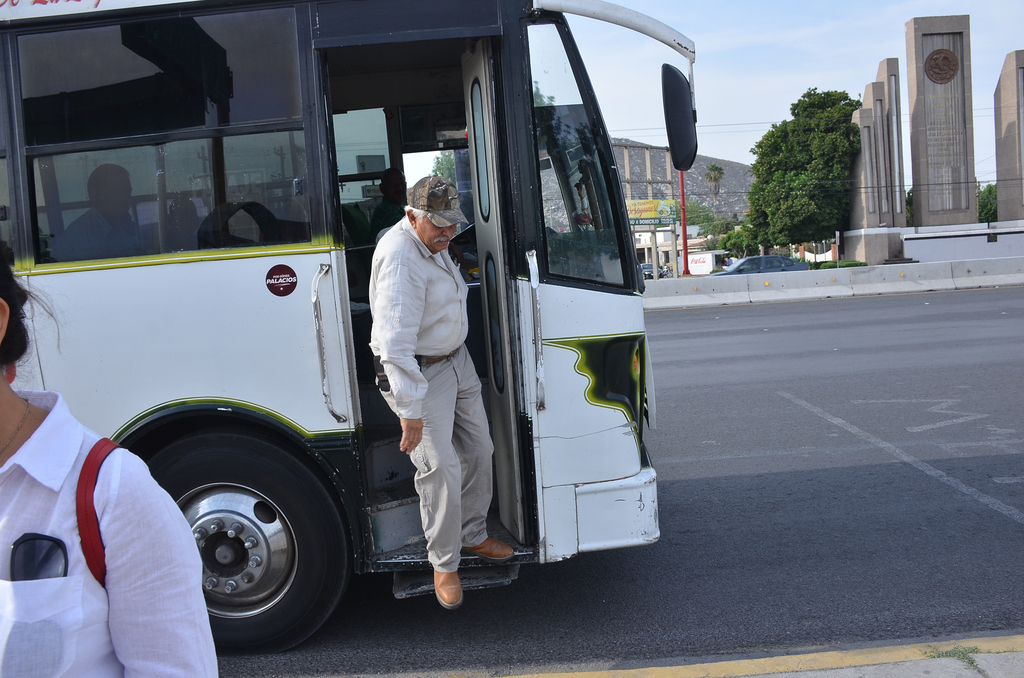 Usuarios del transporte público en Gómez Palacio se quejan de mal trato de parte de los choferes. (EL SIGLO DE TORREÓN)