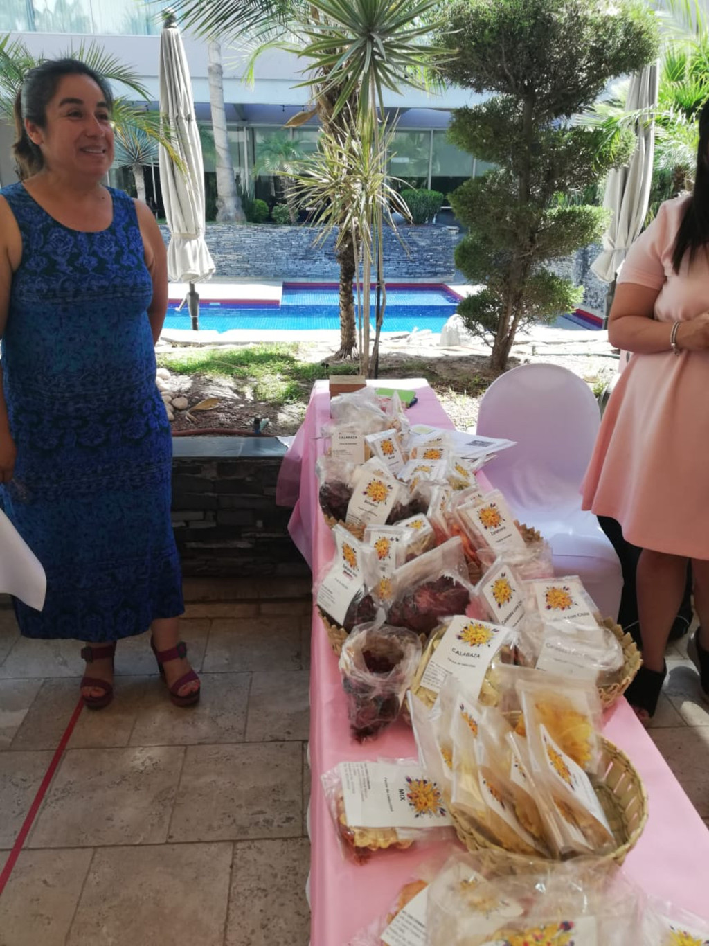 Josefina Ramírez emprendió un negocio de frutas deshidratadas. (CUAUHTÉMOC TORRES)